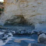 Melendugno, sopralluogo di Decaro dopo il crollo a Torre Sant’Andrea: “Erosione fenomeno naturale, servono opere di mitigazione”