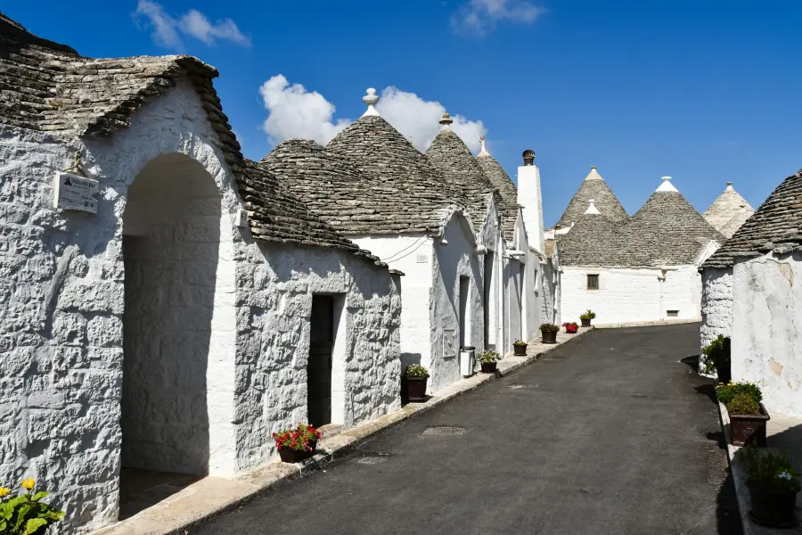 La Valle d’Itria: guida ai trulli di Alberobello UNESCO, a Locorotondo e Cisternino tra muretti a secco e masserie