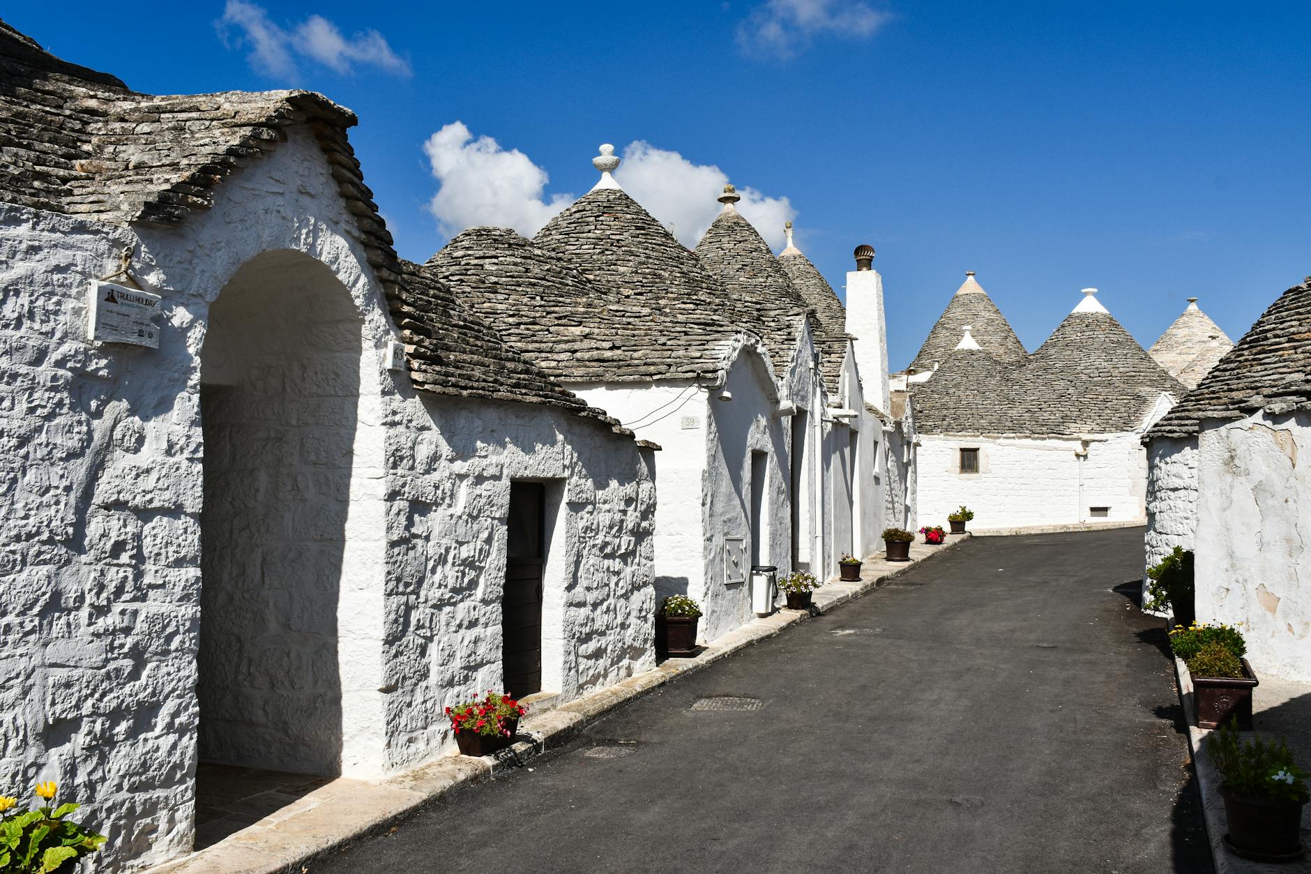 La Valle d’Itria: guida ai trulli di Alberobello UNESCO, a Locorotondo e Cisternino tra muretti a secco e masserie