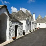 La Valle d’Itria: guida ai trulli di Alberobello UNESCO, a Locorotondo e Cisternino tra muretti a secco e masserie