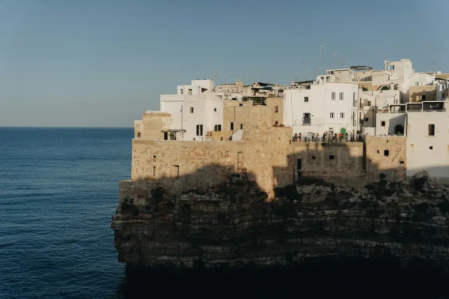 Polignano a Mare: la città di Domenico Modugno tra grotte marine, scogliere bianche e il tuffo dei campioni