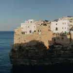 Polignano a Mare: la città di Domenico Modugno tra grotte marine, scogliere bianche e il tuffo dei campioni