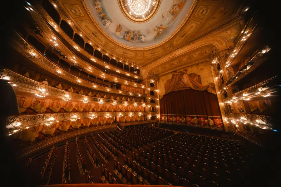 Il Teatro Petruzzelli: storia del più grande teatro privato d’Italia, l’incendio doloso del 1991 e la rinascita che ha ridato Bari alla lirica
