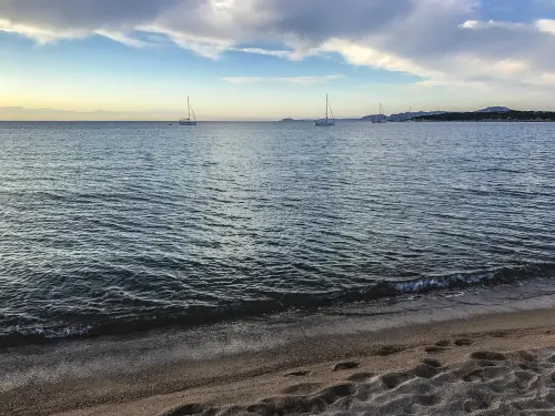 Lungomare di Bari: passeggiata urbana tra mare e architettura